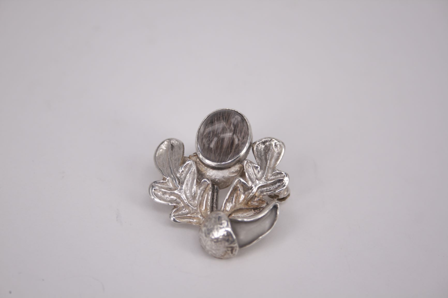 Brosche als moderne Interpretation im Stil von Grantelschmuck. Eingearbeitet sind Hundehaare und ein Zahn