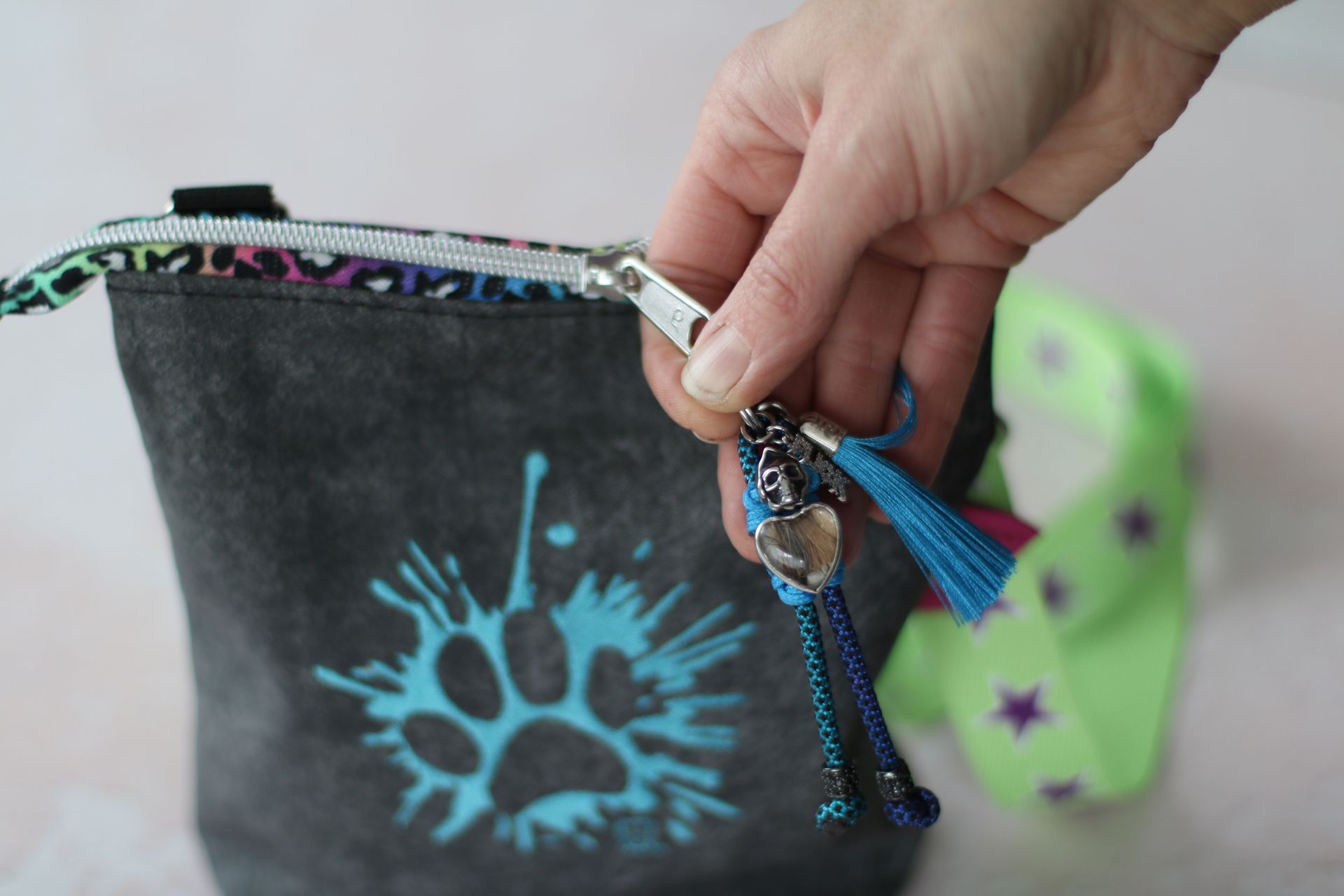 Gassitasche mit einem Taschenschmeichler mit eingefassten Haaren und einem Stück Zahn