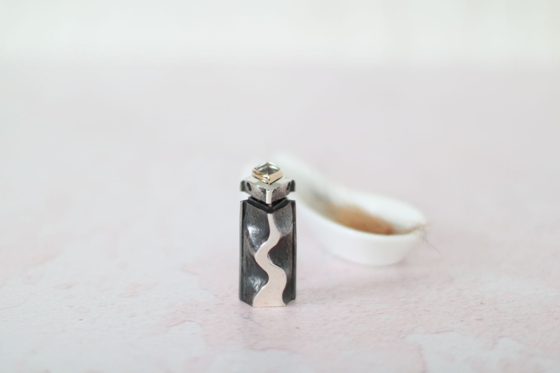 Urnenanhänger mit Deckel mit Haaren