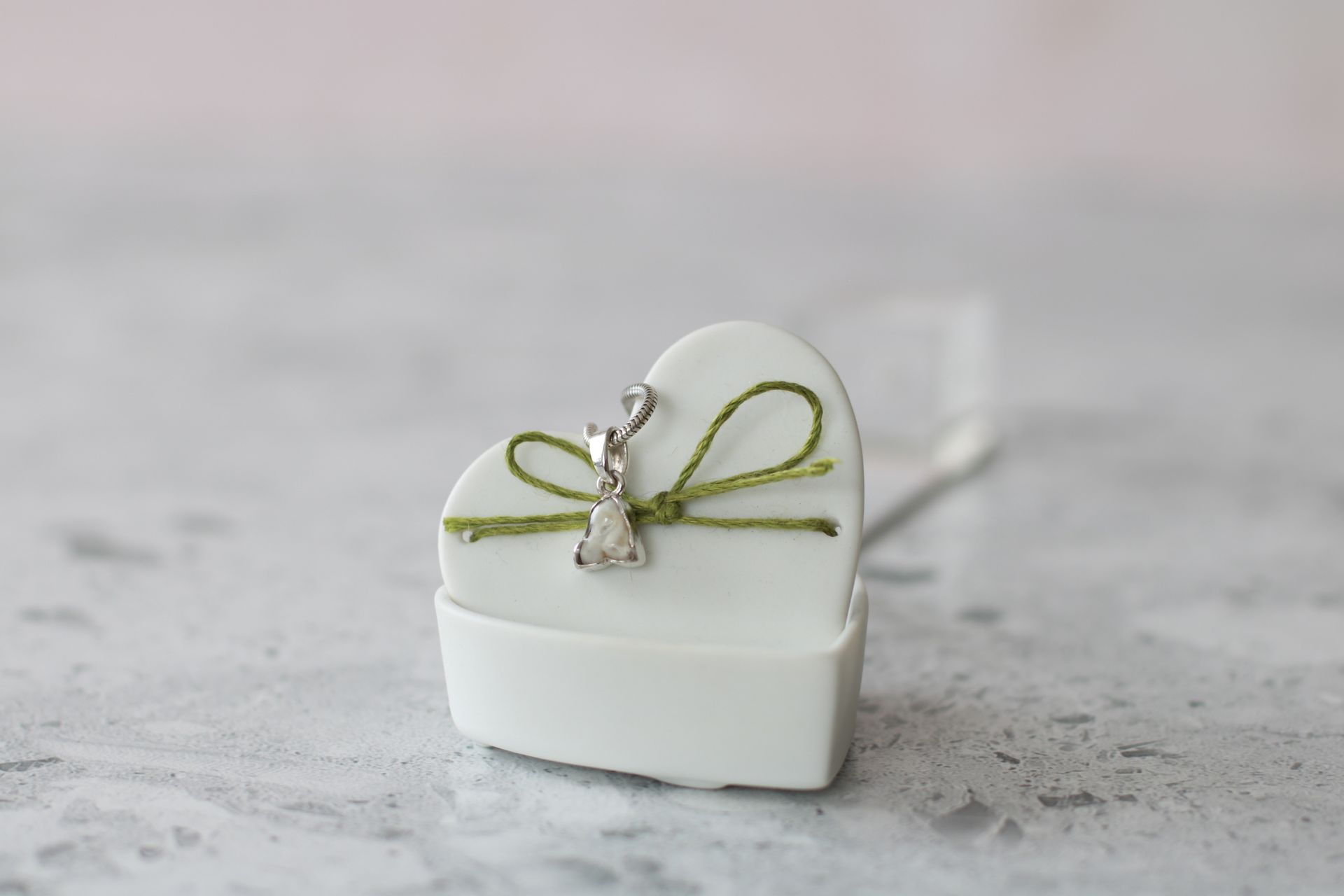 Kettenanhänger aus Sterlingsilber mit einem eingefassten Backenzahn. Handarbeit aus der Seelenfreundschmiede.