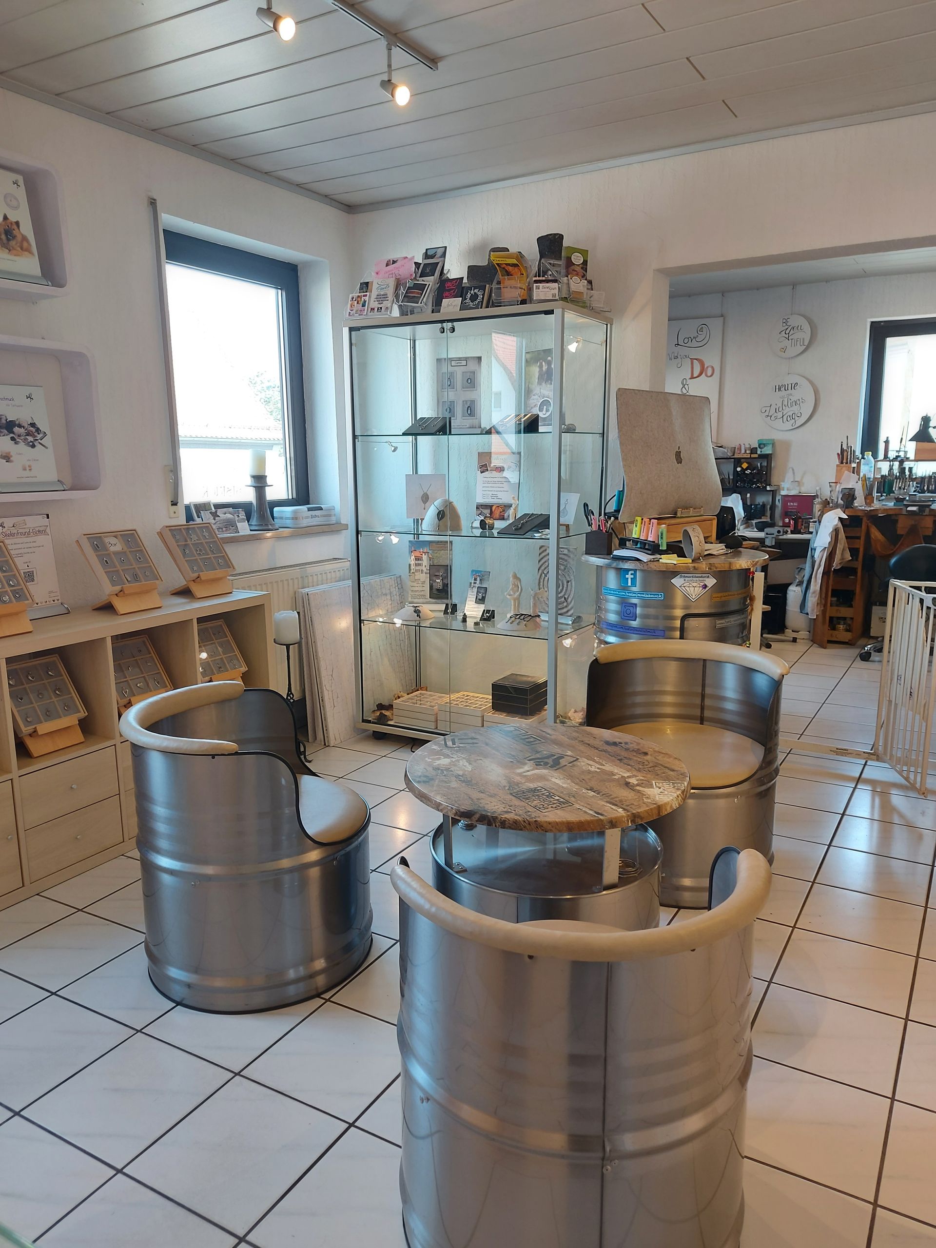 gemütliche Sitzecke aus modernen Möbelns aus Fässern. Hier kann die Anfertigung eines Schmuckstückes besprochen werden.