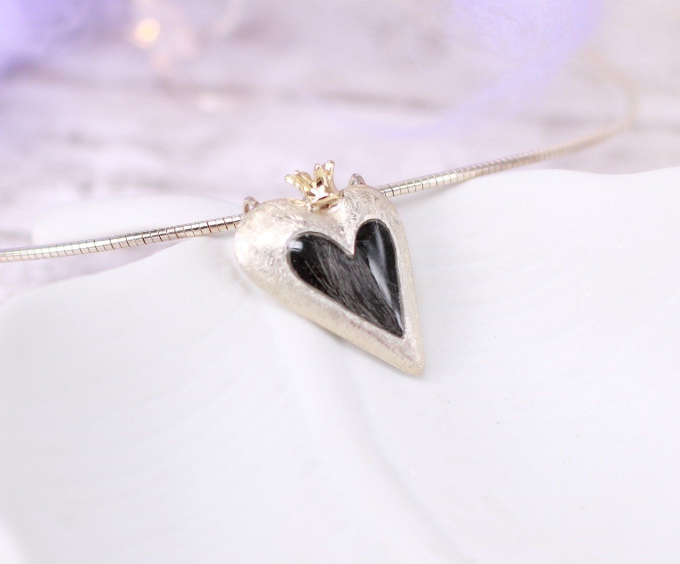 Kettenanhänger aus Silber mit eingearbeiteten Hundehaaren