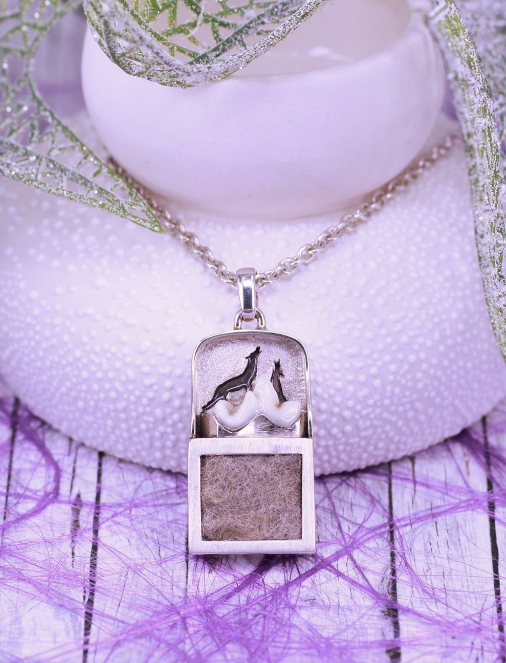 Kettenanhänger mit dem Backenzahn eines Wolfshundes Sonderanfertigung mit dem Backenzahn eines Wolfshundes.