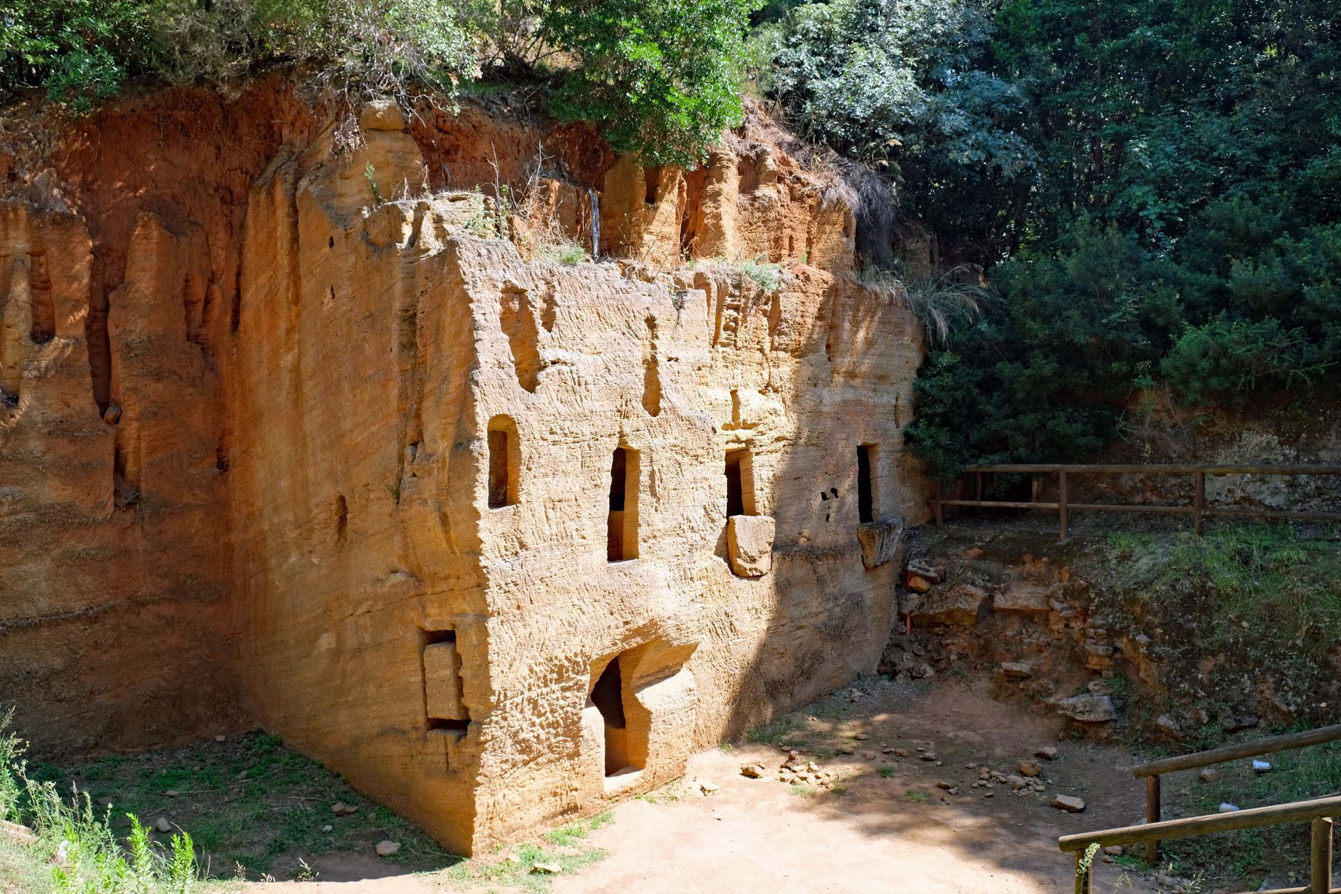 Nekropole delle Grotte in Populonia