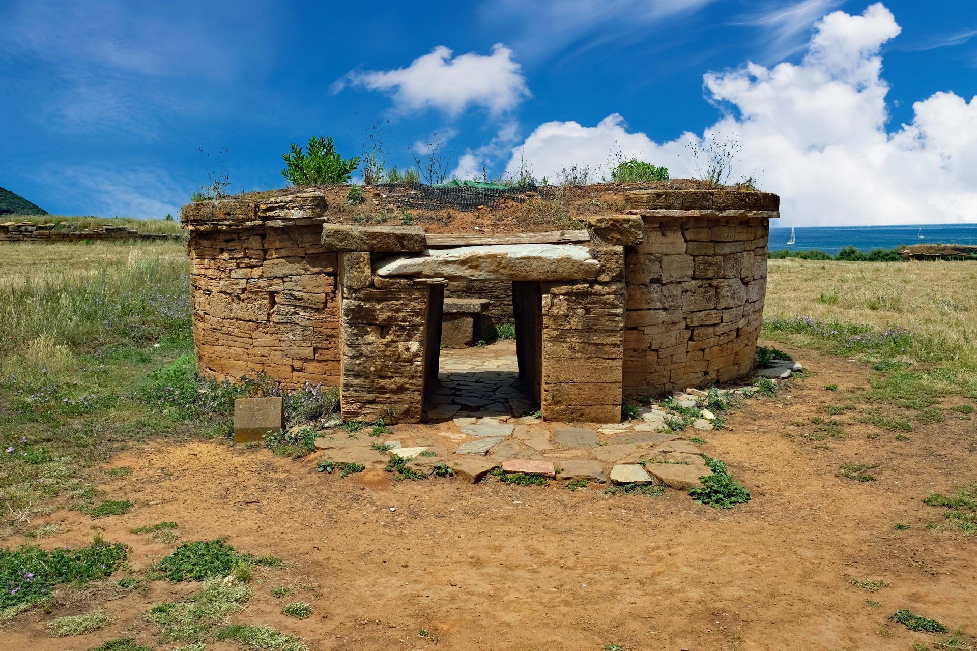 Tomba delle pissidi cilindriche Populonia