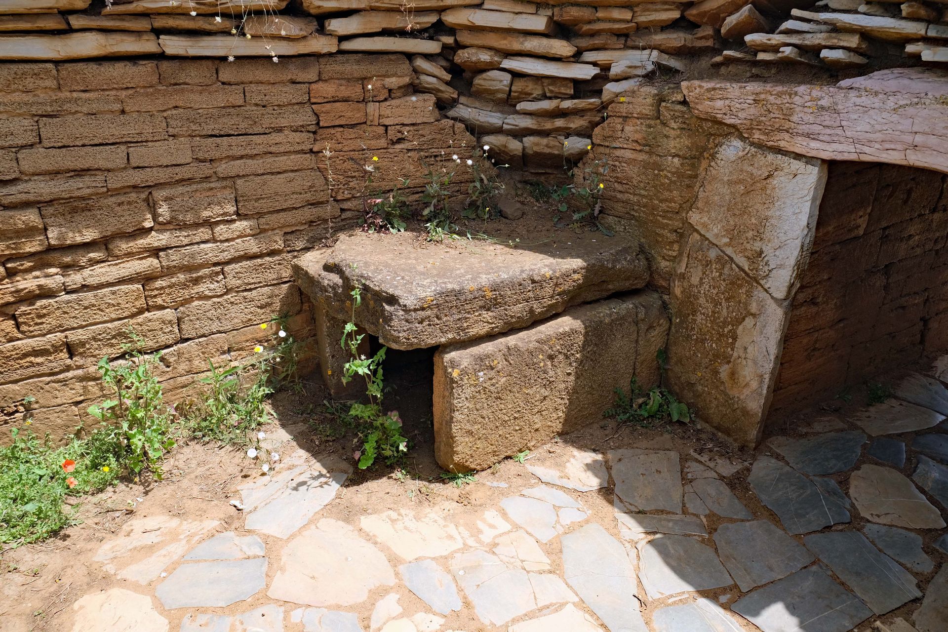 Tomba delle pissidi cilindriche