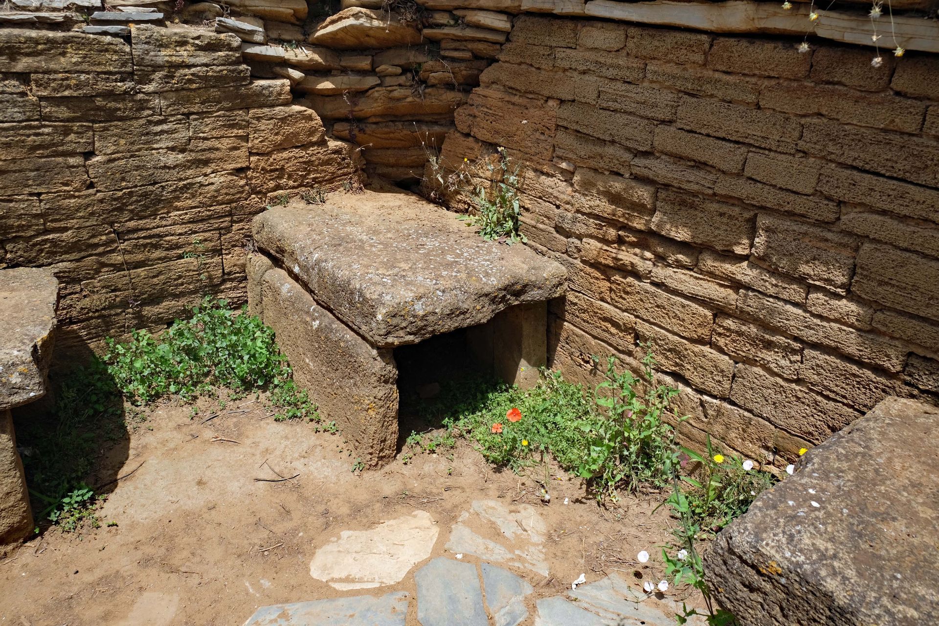 Tomba delle pissidi cilindriche