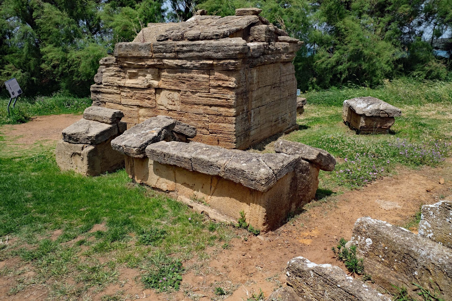 Tomba del bronzetto di offerente 