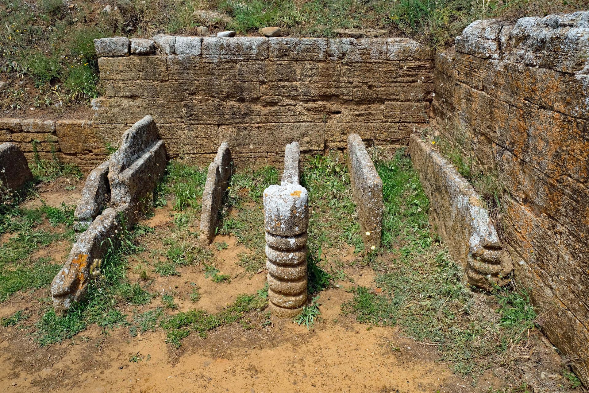 Tomba dei letti funebri Populonia