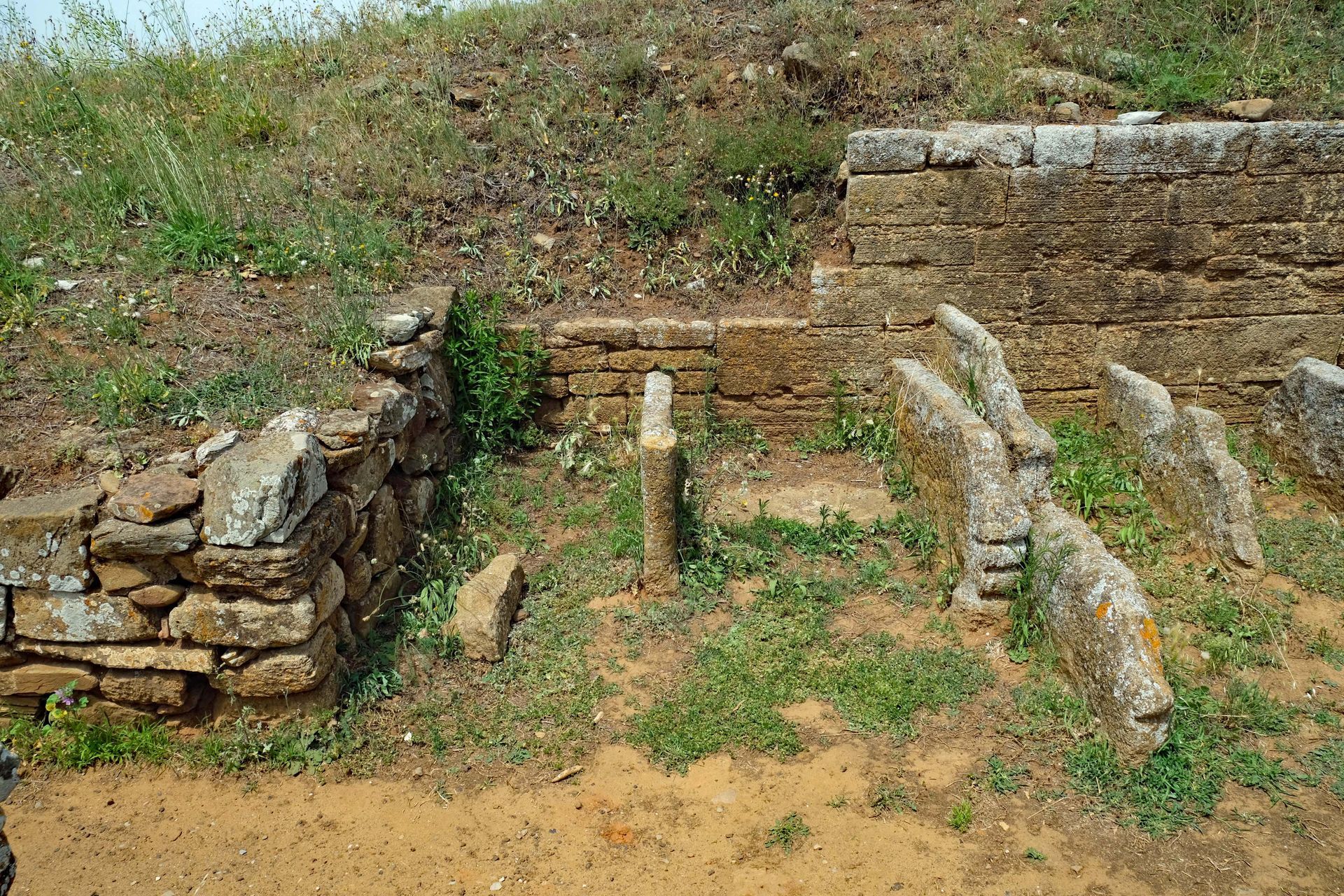 Tomba dei letti funebri Populonia