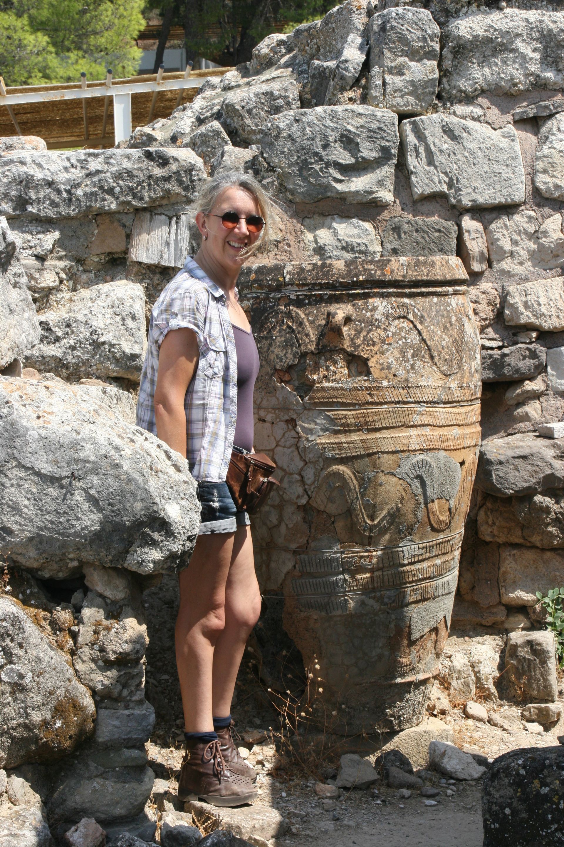 Die Autorin neben einem Pithos in Agia Triada