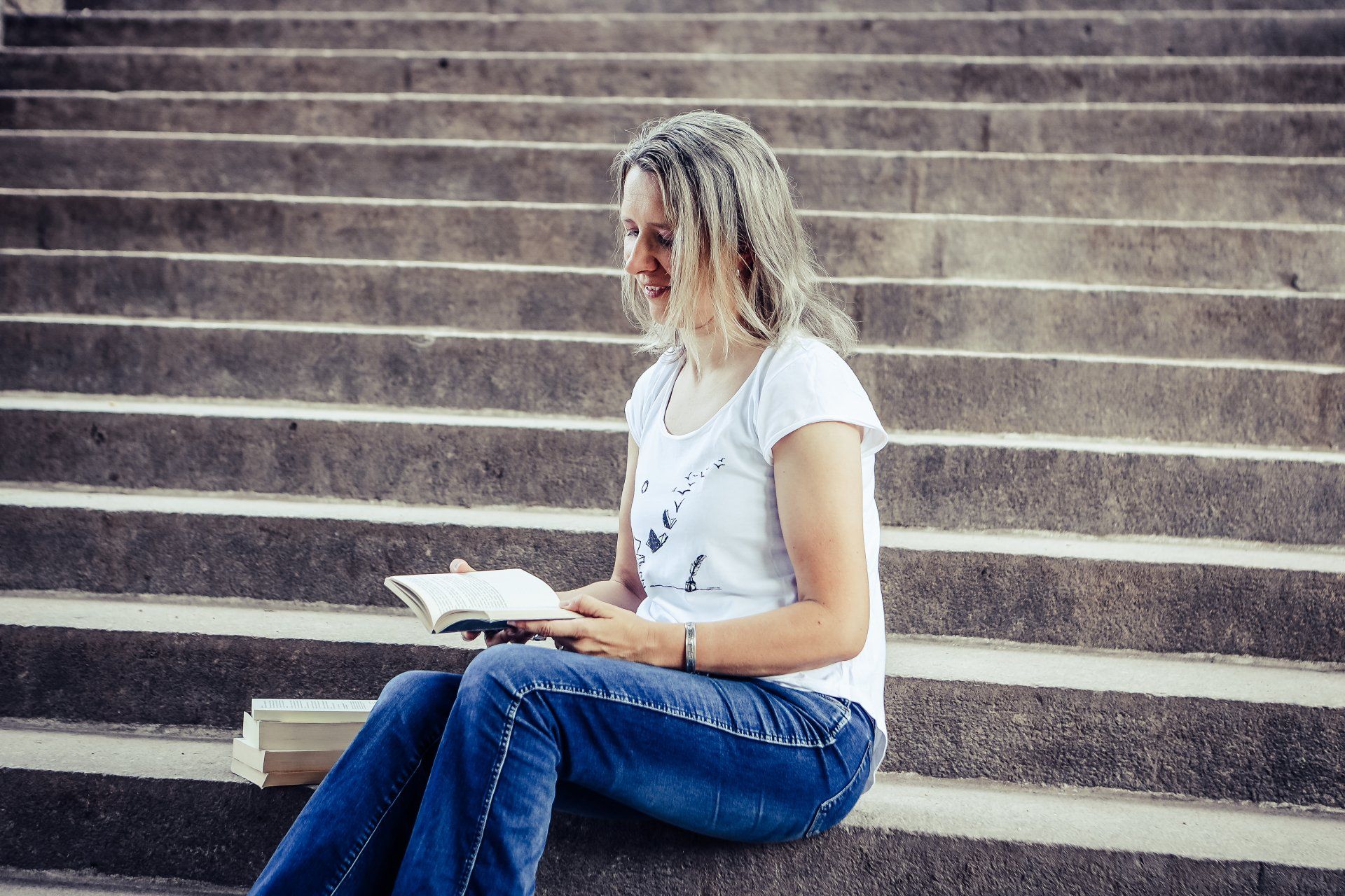 Heike liest auf einer Treppe