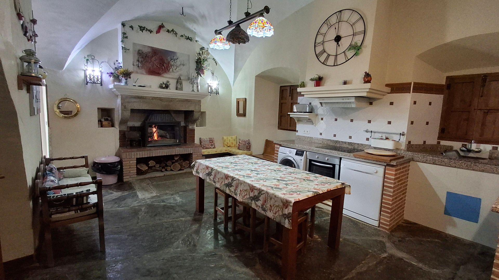 Cocina y chimenea encendida