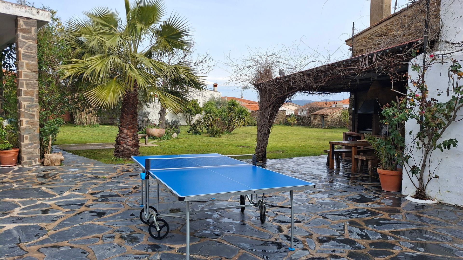 Mesa de ping pong en el patio en el Lugar de juego