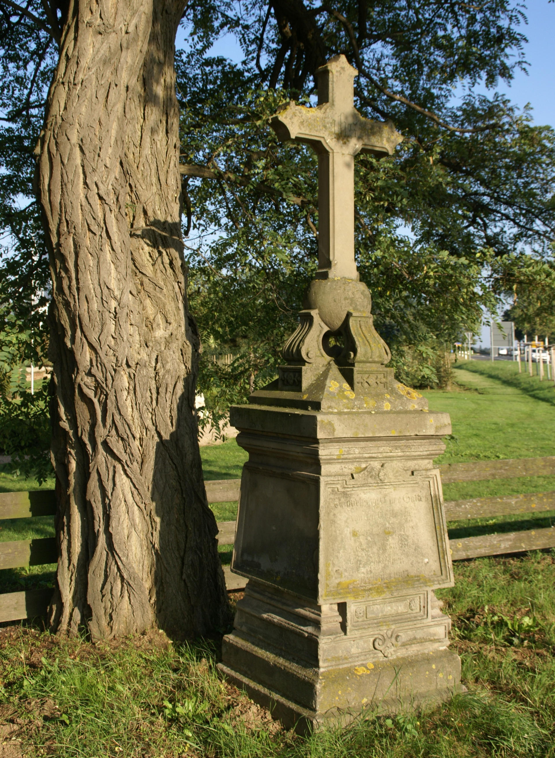 Wegekreuz in Essig (Foto: Prof. emeritus Hans Schneider, Geyersberg, Lizenz: creativecommons.org/licenses/by/3.0)