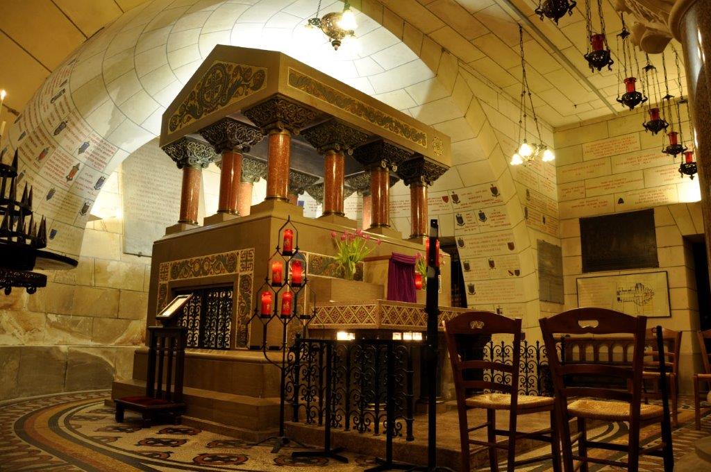 Grabmal in Saint-Martin de Tours (Foto: Tipoune, Tombeau de Saint-Martin de Tours, als gemeinfrei gekennzeichnet, Details auf Wikimedia Commons)