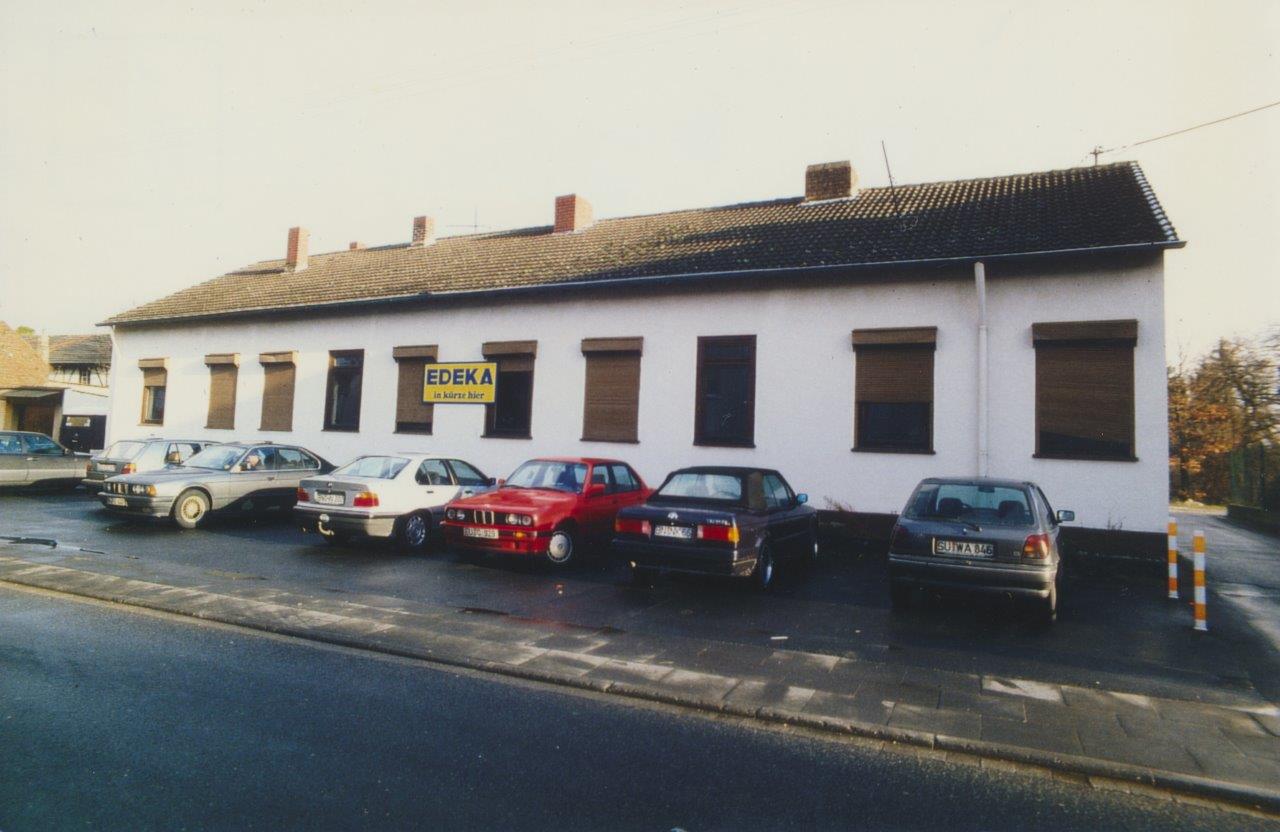 Ehem. Lichtbildstelle der Luftwaffe, später Lehrerdienstwohnungen und Mietwohnungen kurz vor dem Abriss 1993 (Foto: Hans Lutterbeck)