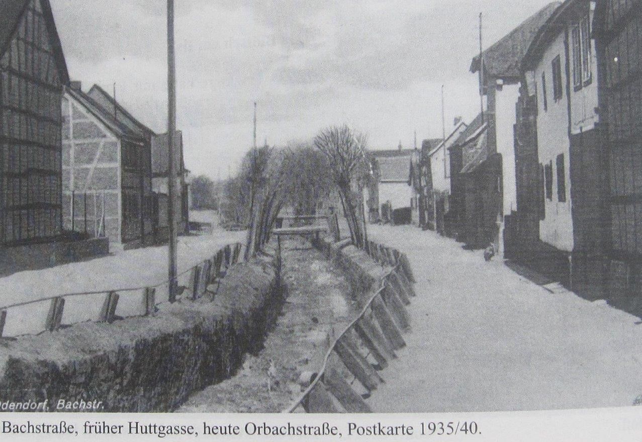 Postkarte um 1935/40: Blick in die Bachstraße, früher Huttgasse, heute Orbachstraße