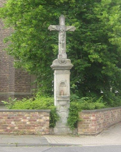 Wegekreuz an der Katholischen Pfarrkirche in Swisttal-Odendorf (Foto: Klaus Scholz)