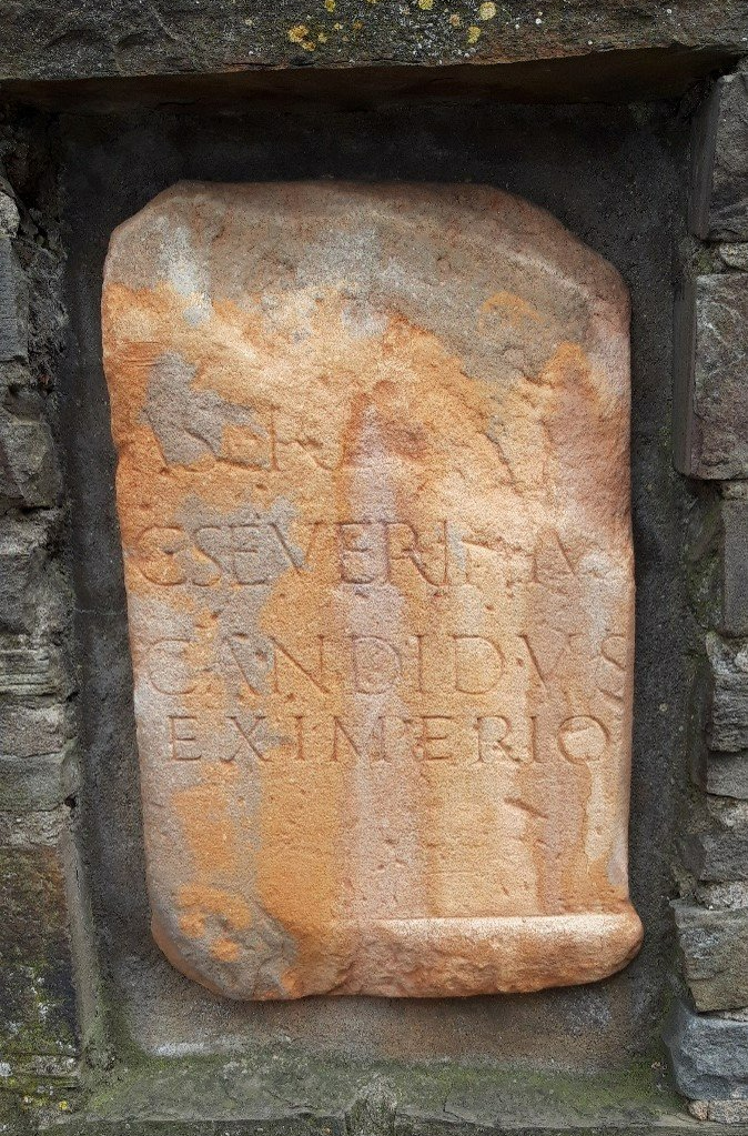 Replik eines Weihealtars gestiftet von Gaius Severinius Candidus, römischer Bürger. Eingelassen in die Mauer vor der alten Pfarrkirche St. Peter und Paul in Odendorf (Foto: Verein Zehnthaus)