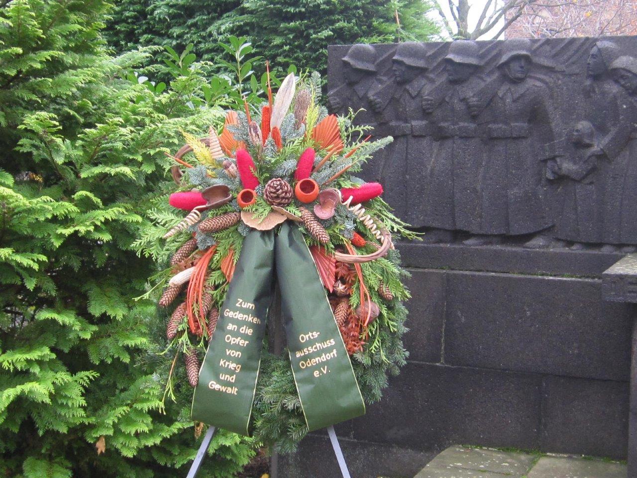 Kranz des Ortsauschusses Odendorf e.V. am Odendorfer Kriegerdenkmal