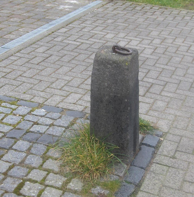 Der Pütz in Essig: Basaltstein mit eingelassenem Ring zum Anbinden der Pferde (Foto: Klaus Scholz)
