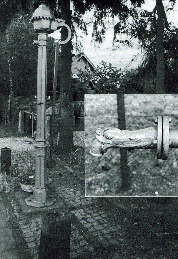 Die Schwengelpumpe des Pütz in Essig (Bild: R. Ostrovsky)