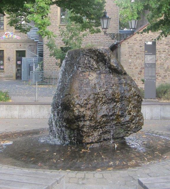 Steinbrunnen Zehnthofplatz in Odendorf (Foto: Verein Zehnthaus e.V.)