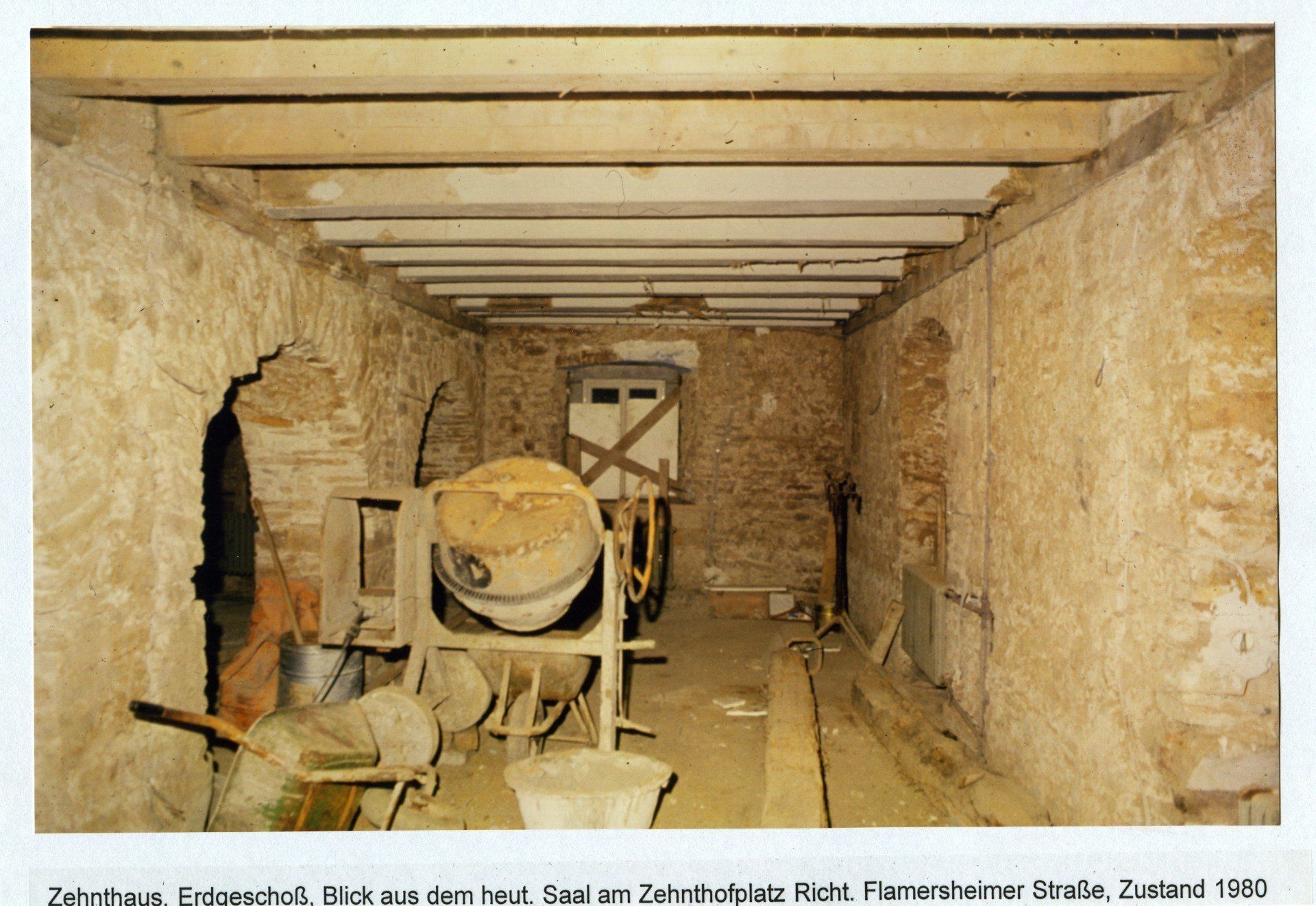 Zehnthaus Odendorf, Erdgeschoss während der Sanierung (1980) Das Foto zeigt den Zustand des Saales im Erdgeschoss im Zehnthauses Odendorf während der Sanierung (1980)