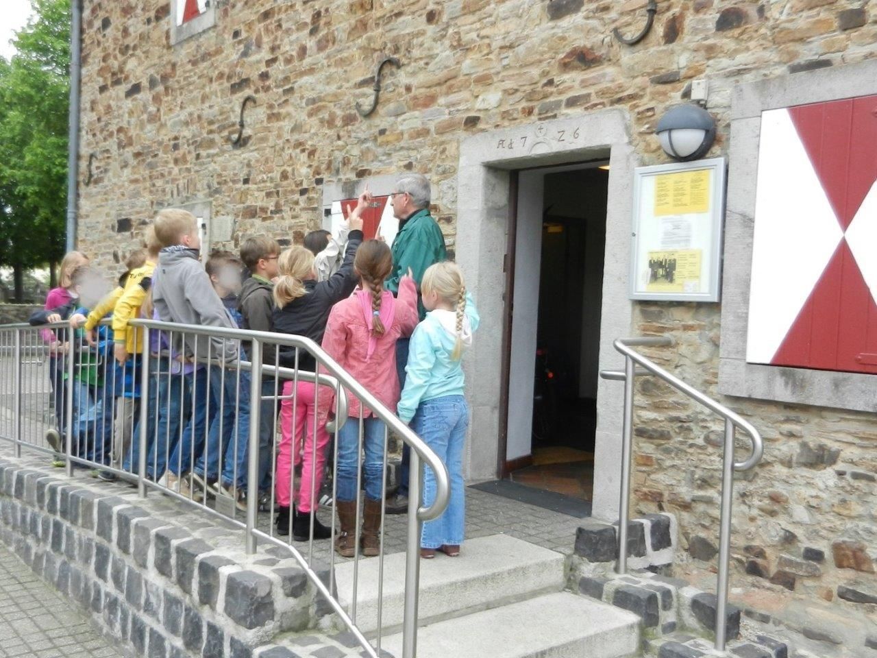 Start am Eingang zum Zehnthaus (Foto: Konrad Biewald)
