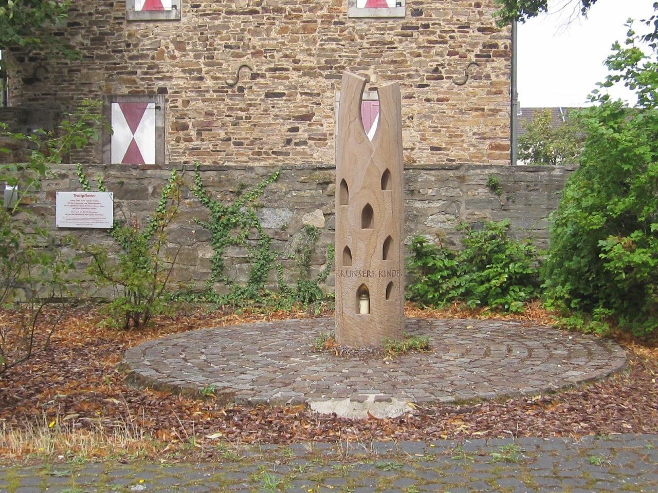 Die Stele zwischen Zehnthaus und alter Pfarrkirche