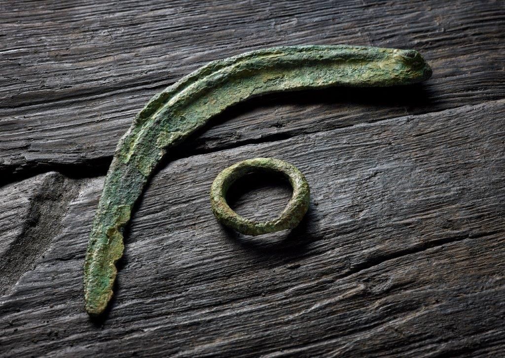 Knopfsichel und Ring aus Bronze. Späte Bronzezeit, um 1.000 v.Chr., Fundort: Odenthal-Erberich (LVR-Landesmuseum Bonn – Foto: J. Vogel)