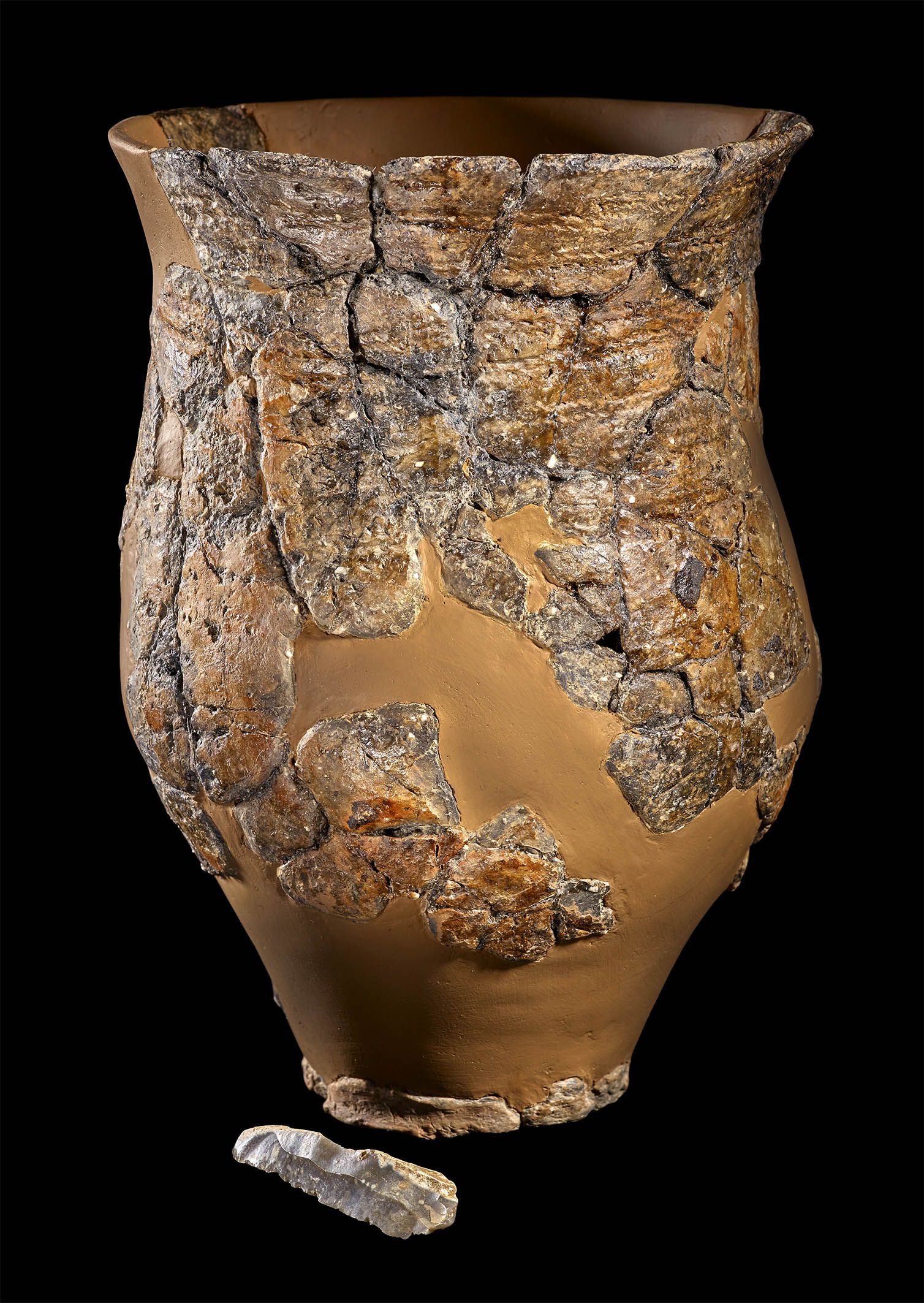 Schnurkeramischer Becher und Silexklinge, 2.800 – 2.500  v. Chr., Fundort: Euskirchen-Großbüllesheim (LVR-LandesMuseum Bonn, Foto: J. Vogel)