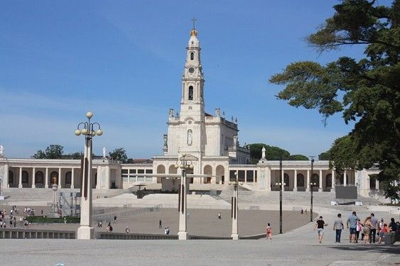 Basilika der Heiligen Dreifaltigkeit in Fátima, der Stadt der Heiligen Marienerscheinung in Portugal. (Bildquelle: Reis Quarteu, Wikimedia Commons, lizenziert unter CC BY SA 4.0, Original: Foto)