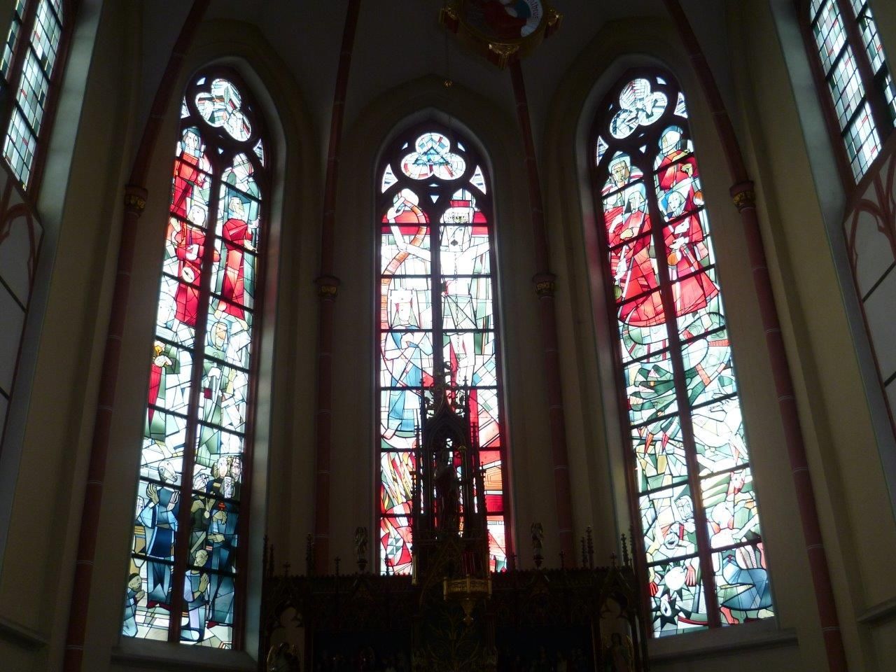 Die Chorfenster der neuen Odendorfer Kirche St. Petrus und Paulus (Foto: Martin Effelsberg)