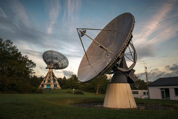 Im Vordergrund 10-m-Radioteleskop Astropeiler Stockert (Foto: pixabay)
