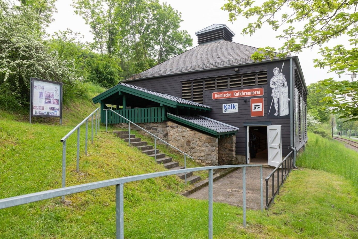 Blick auf die museale Kalkbrennerei (Foto: Eifel Tourismus GmbH – shapefruit)