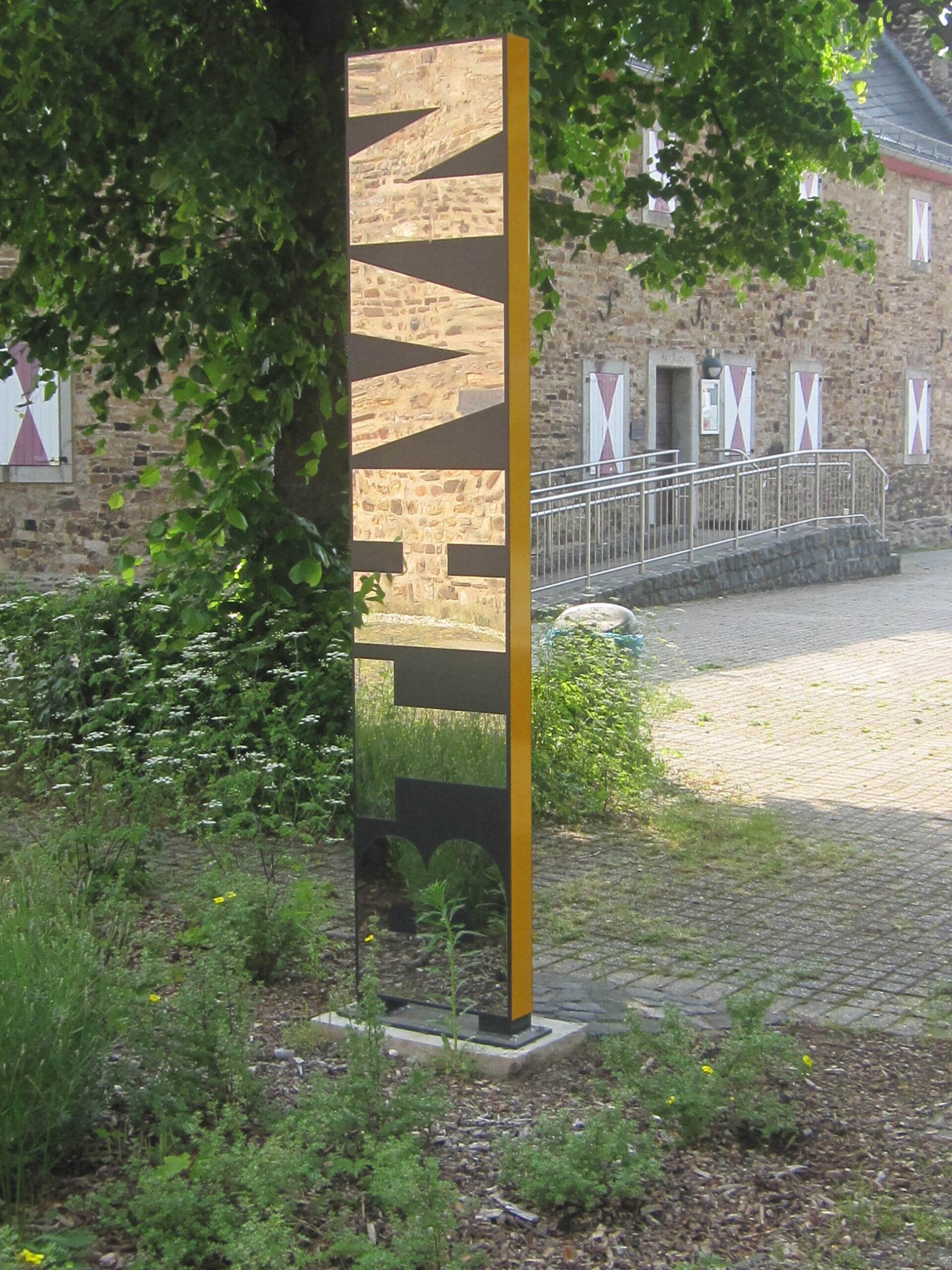 Rückseite der Odendorfer Beethoven-Stele. Im Hintergrund das Zehnthaus (Foto: Verein Zehnthaus e.V.) Rückseite der Odendorfer Beethoven-Stele. Im Hintergrund das Zehnthaus