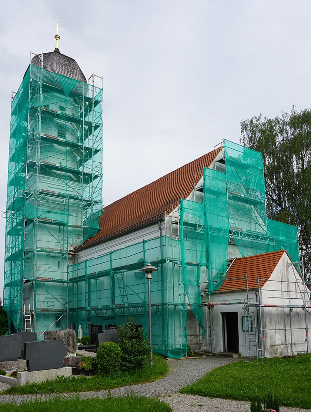 Kirche, eingerüstet