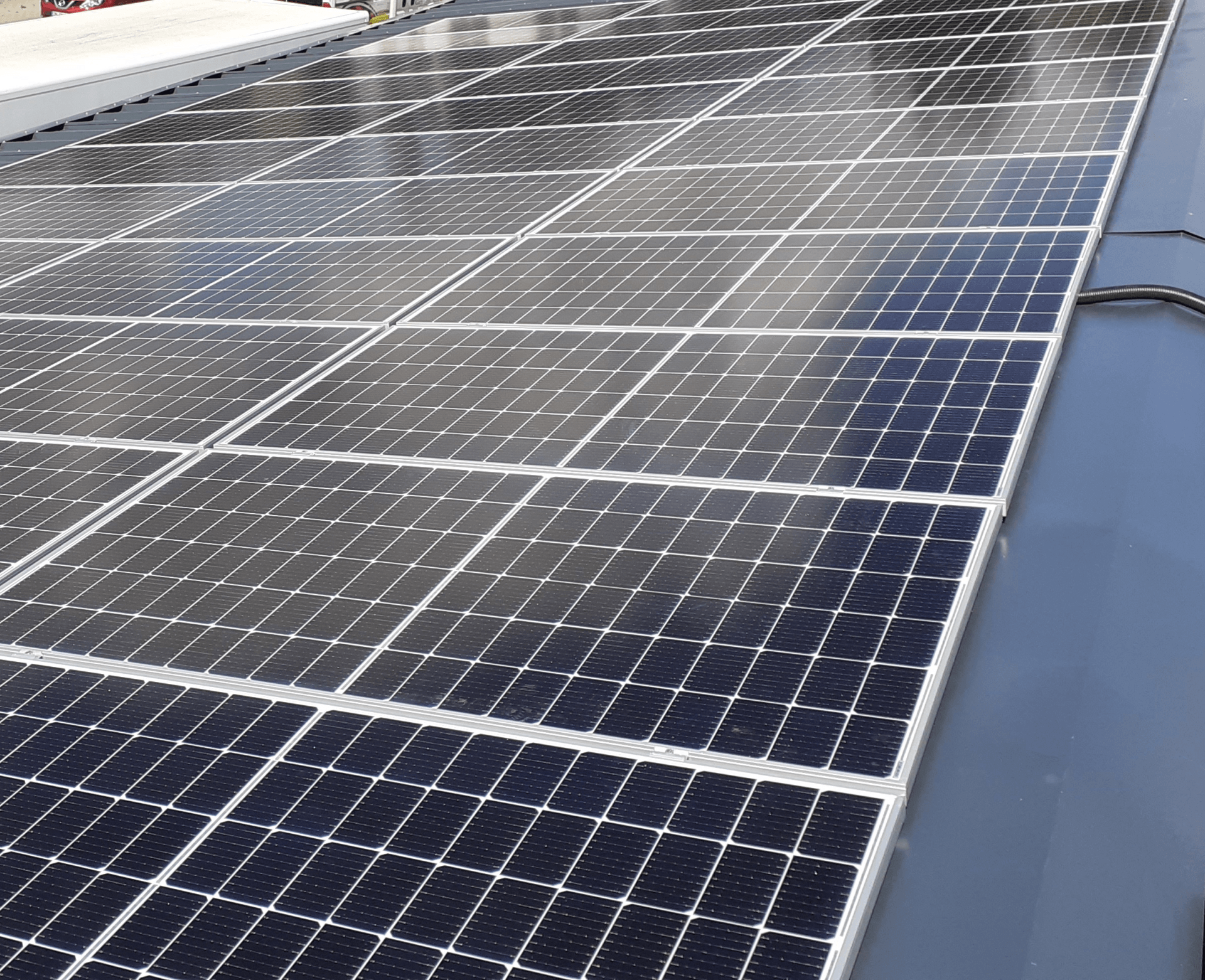H.W. Mrotzek GmbH - Photovoltaik Aufdachmodule auf Produktionshalle