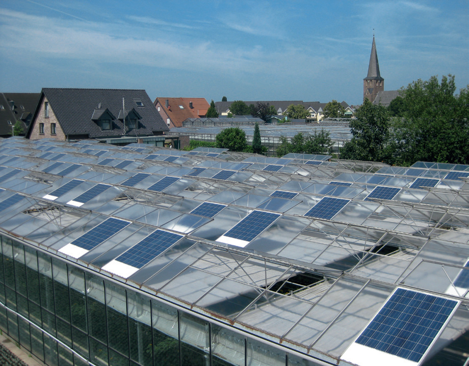 H.W. Mrotzek GmbH - Photovoltaik im Gewächshaus realisiert mit Indachmodulen bei Venlobauweise