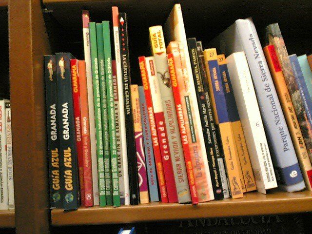 Imagen de una estantería con Guías de Viaje