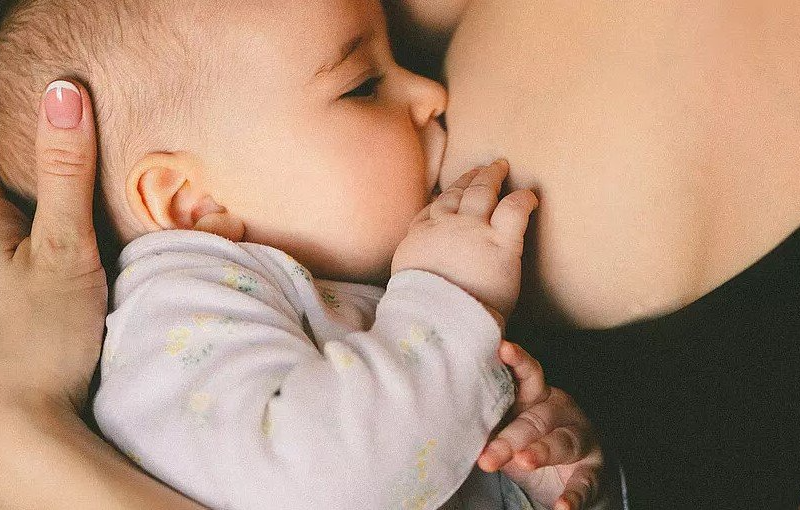 Baby beim Stillen an der Brust