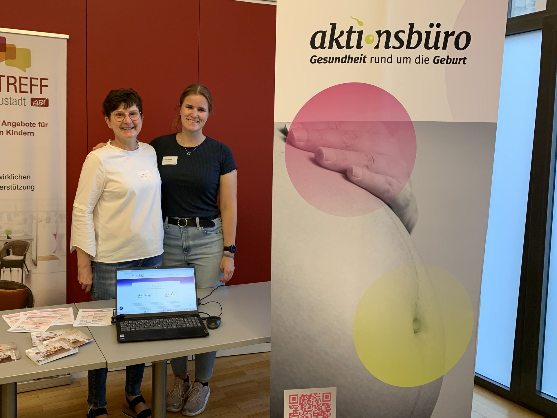 Hexagone mit Piktogrammen zum Thema Schwangerschaft und Versorgung