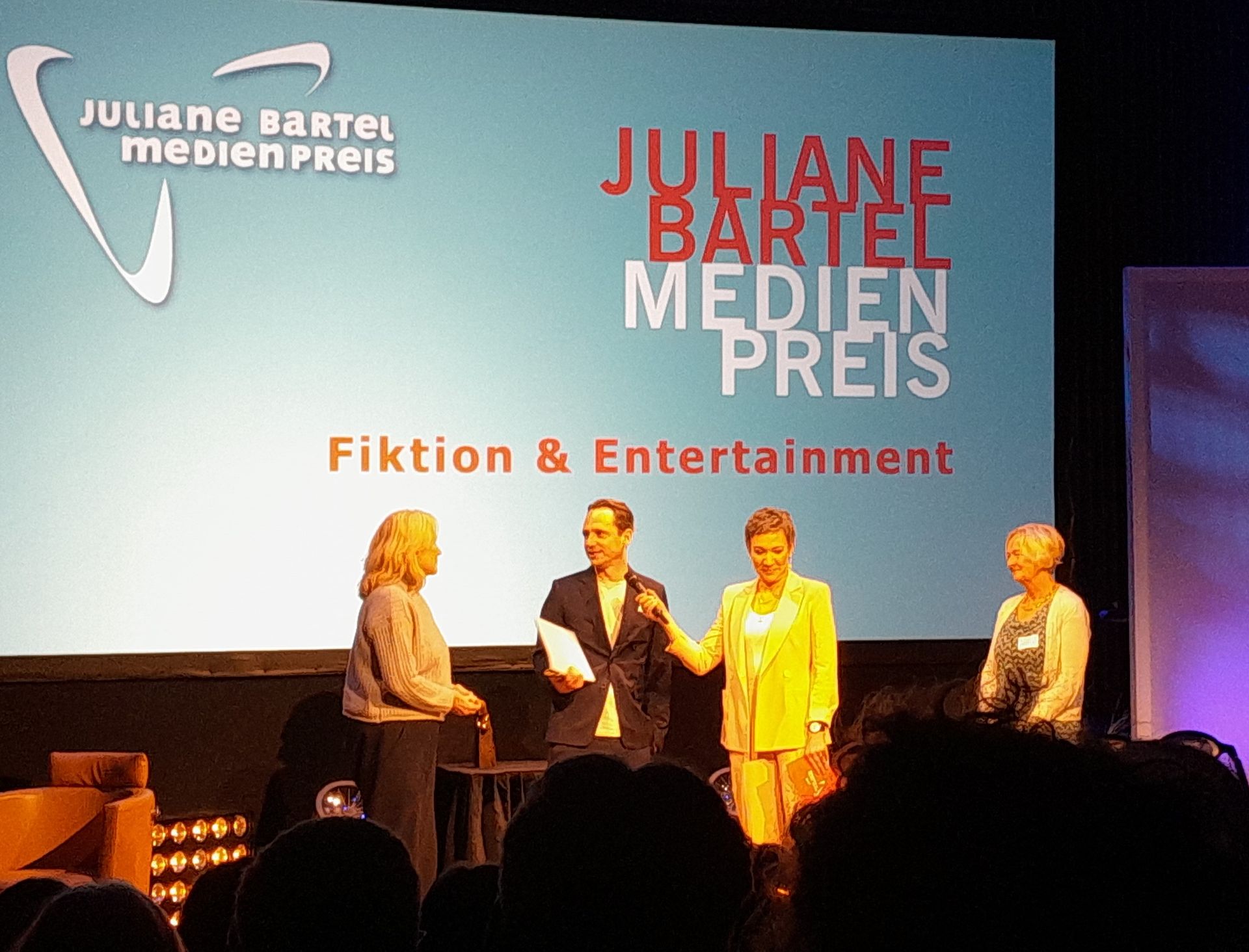 Hexagone mit Piktogrammen zum Thema Schwangerschaft und Versorgung