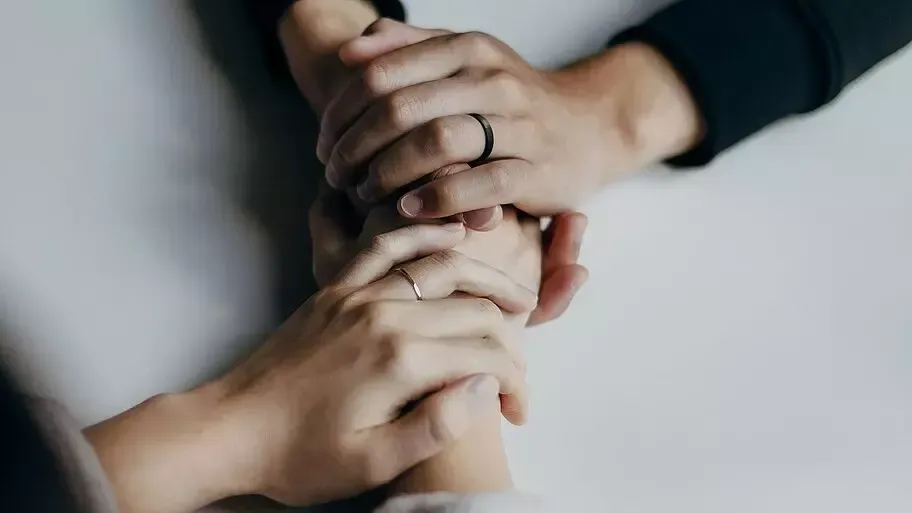 Hexagone mit Piktogrammen zum Thema Schwangerschaft und Versorgung