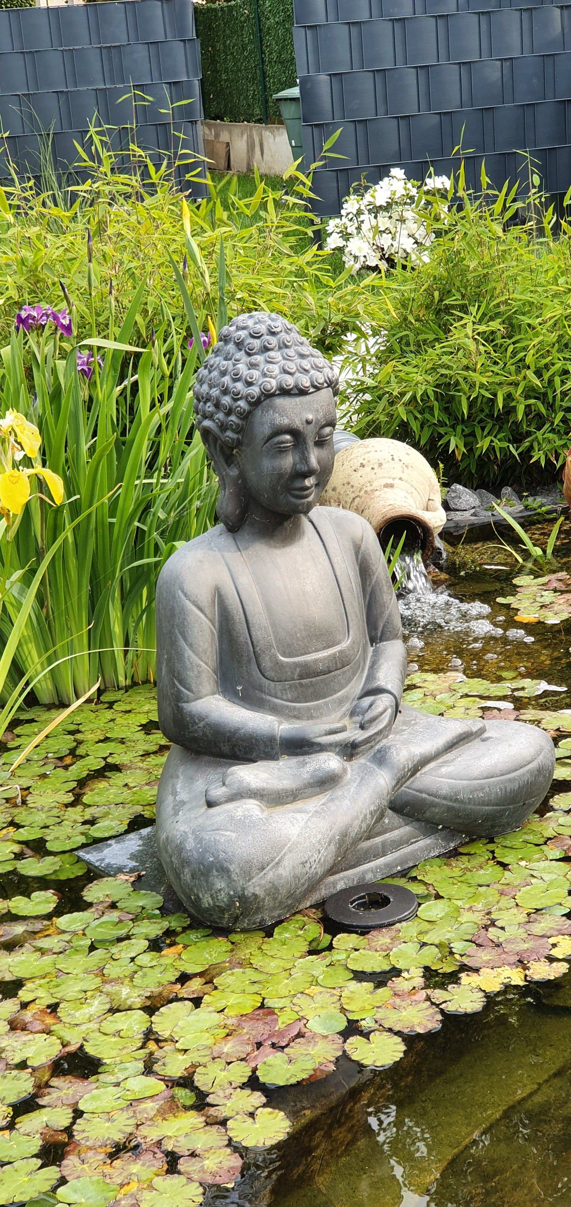 Teich-, Aquarien- und Gartenservice, Vera Bialek, Teichspezi, Buddha, Amphore, Wasserfall, Teicheinlauf gestalten, Seekanne, Froschbiss, Froschlöffel, Calla, Bambus, Sumpfiris, Iris, Flachwasserzone