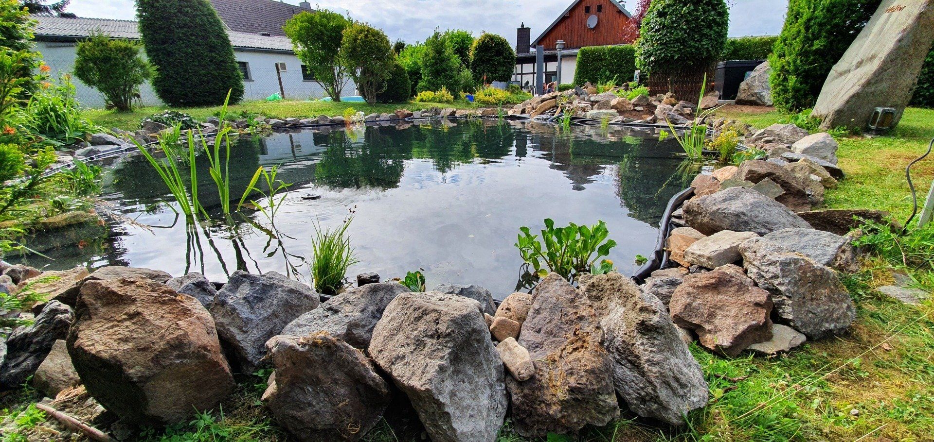 Teich-, Aquarien- und Gartenservice, Vera Bialek, Teichspezi, ScreenMatic, Durchlauffilter, Oase, Teich Sanierung, Teich Neugestaltung, Teichrand, Findlinge, Flusssteine, Ferienhaus Wildblick, Eifel,Unterwasserstrahler, klares Wasser, Bitron, Bitron Eco, Klarwassergarantie,