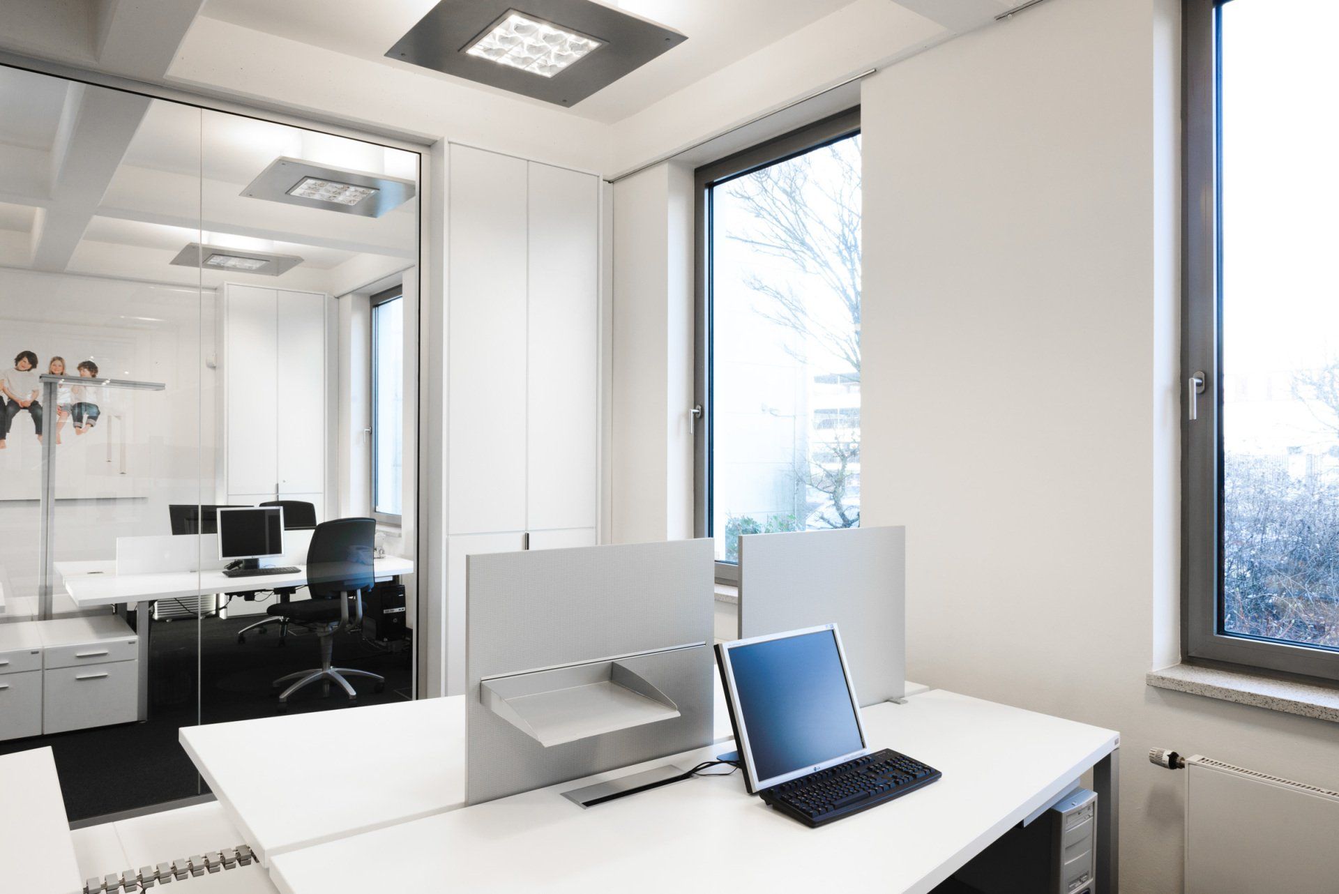 Arbeitsplatz mit Tisch und Schrank von ip20 Büroeinrichtung