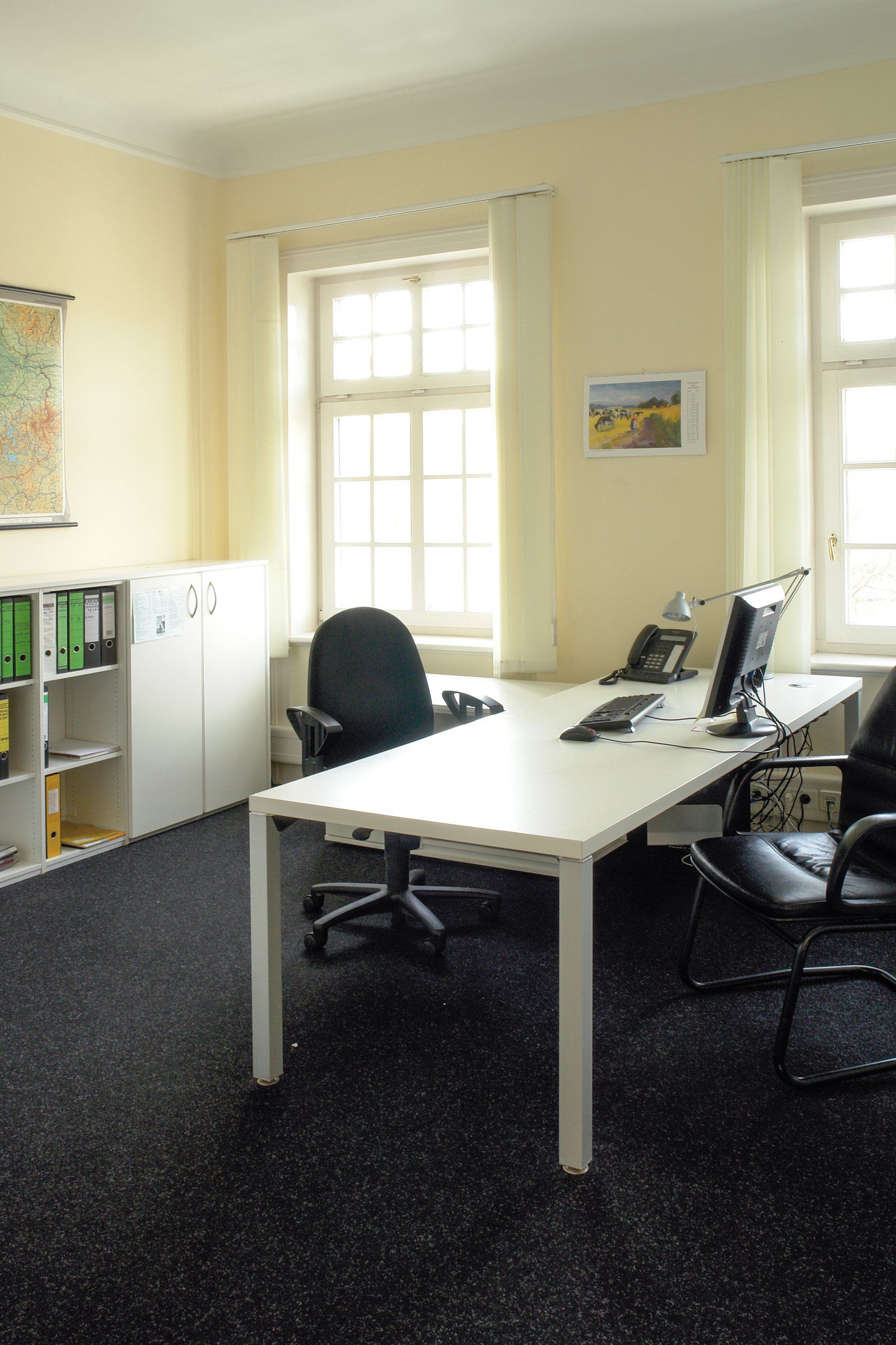 Arbeitsplatz mit Tisch und Schrank von ip20 Büroeinrichtung